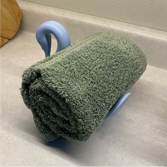 Baby Blue Vintage Swan-shaped Towel Holder - Picture 3 of 3